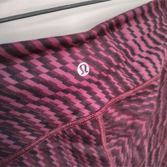 Lululemon Wunder Under Crop III in Shifted Horizon Red Grape Black Size 6 - Picture 10 of 12
